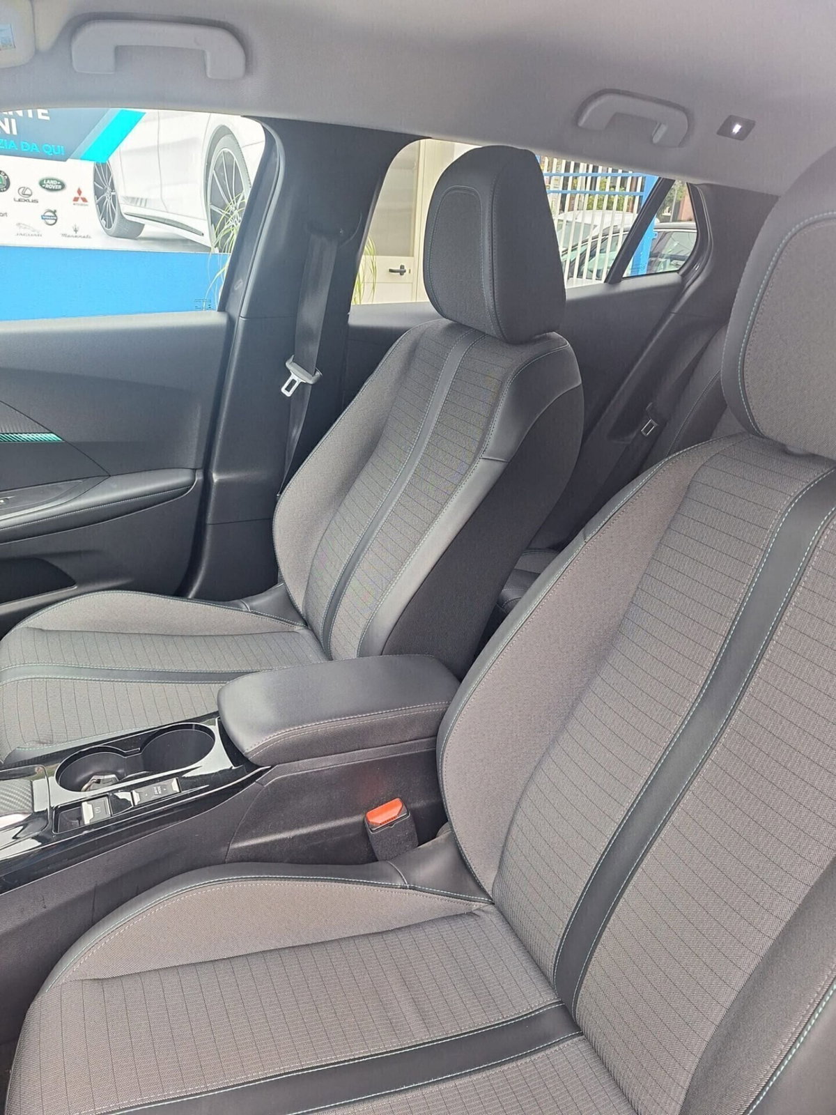 Peugeot 2008 BlueHDi 130 S&S EAT8 Allure Pack (8)