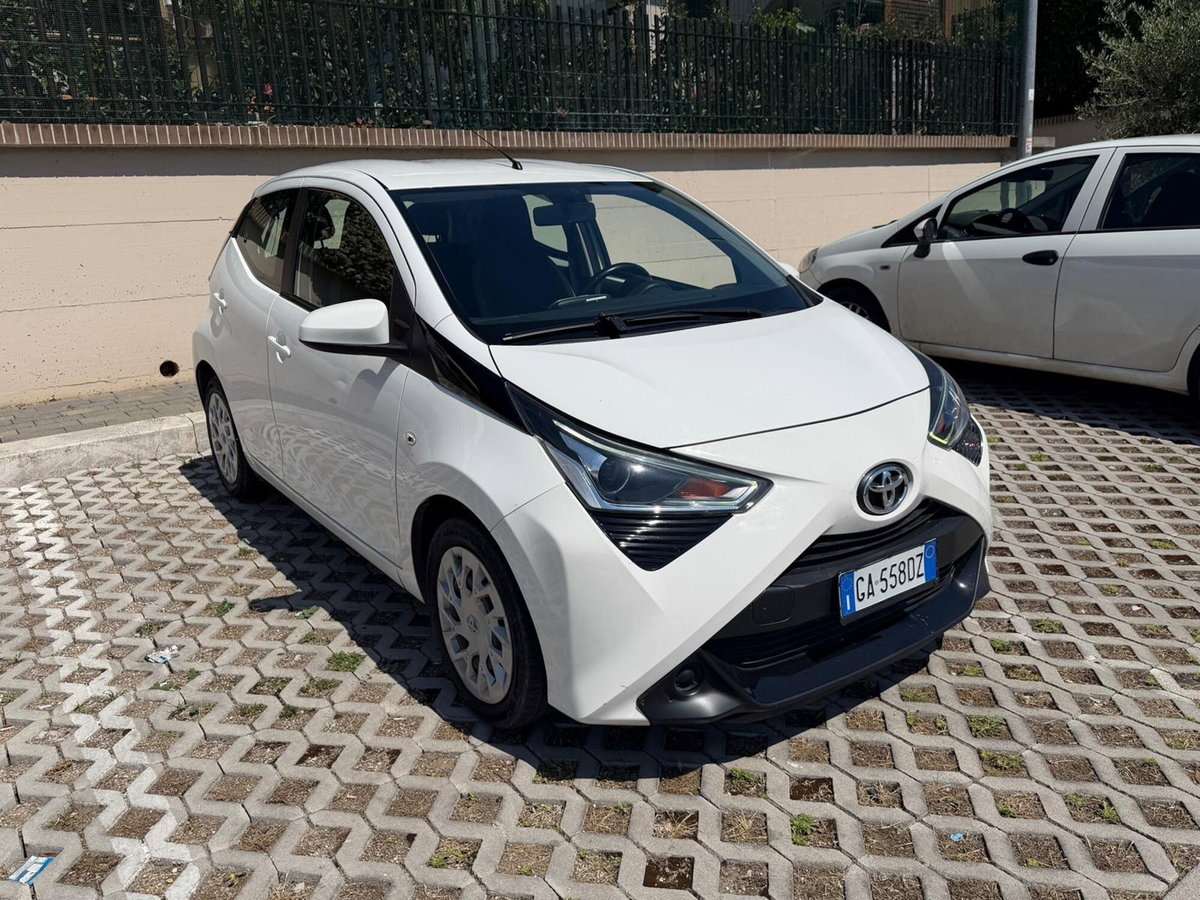 Toyota Aygo Connect 1.0 VVT-i 72 CV 5 porte x-cool (3)