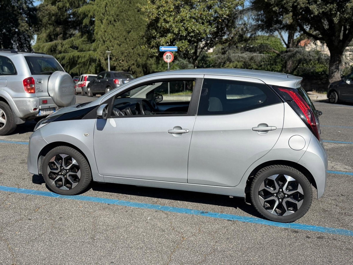 Toyota Aygo Connect 1.0 VVT-i 72 CV 5 porte x-play (4)