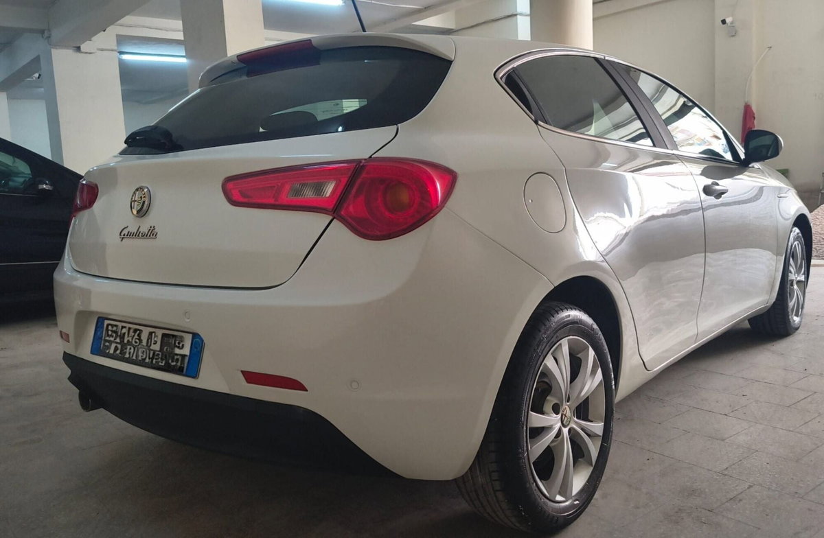 Alfa Romeo Giulietta 1.6 JTDm-2 Distinctive (6)