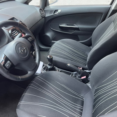 Opel Corsa 1.2 5 porte Cosmo (7)