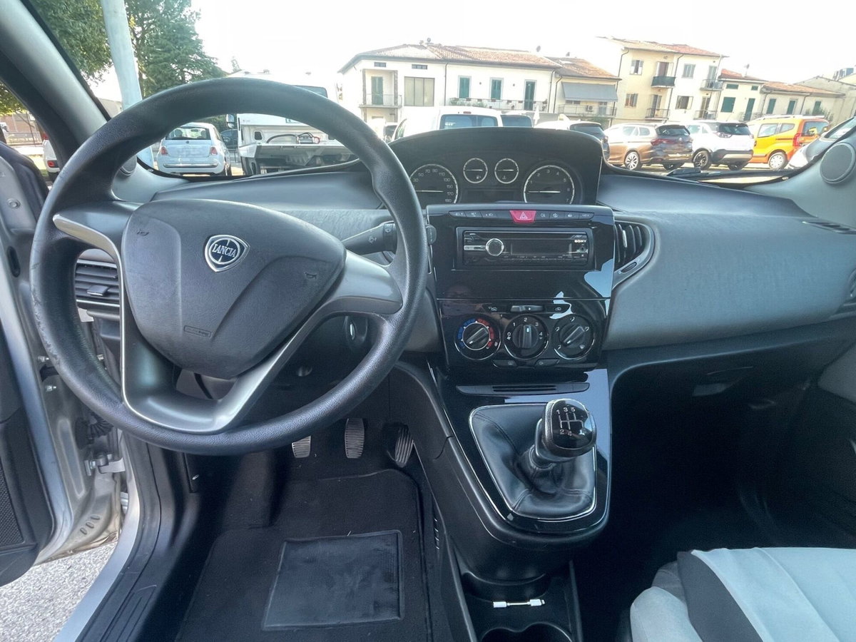 Lancia Ypsilon 1.2 69 CV 5 porte Silver (10)