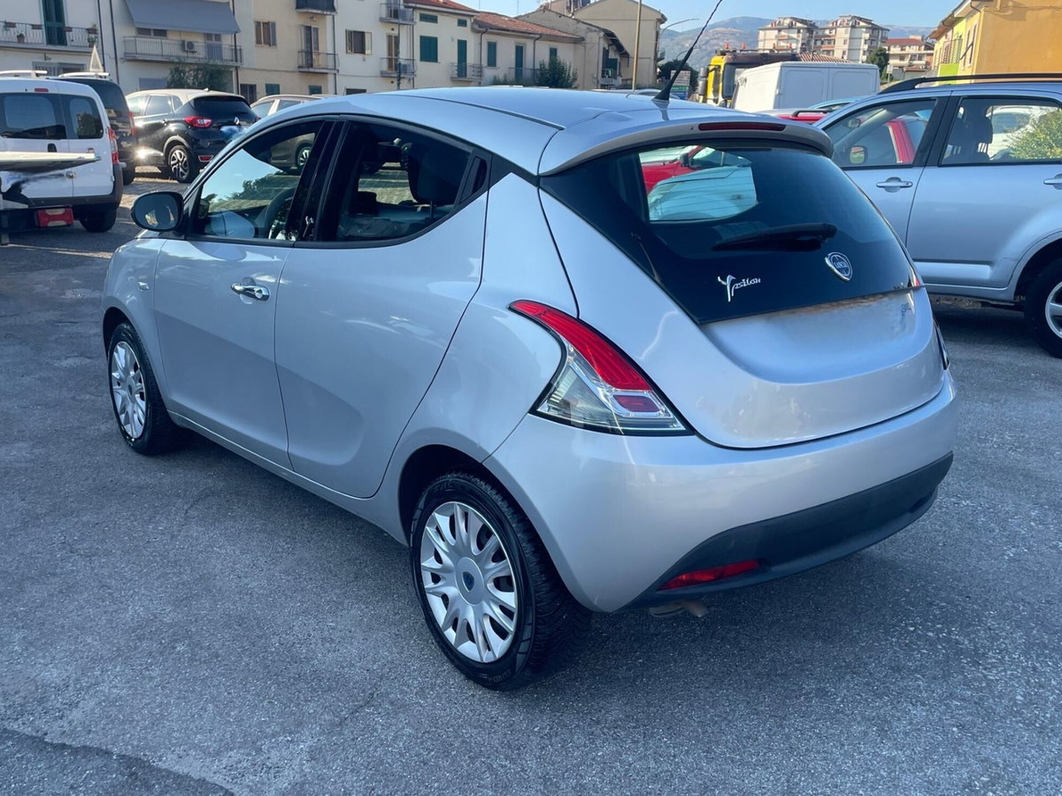 Lancia Ypsilon 1.2 69 CV 5 porte Silver (3)