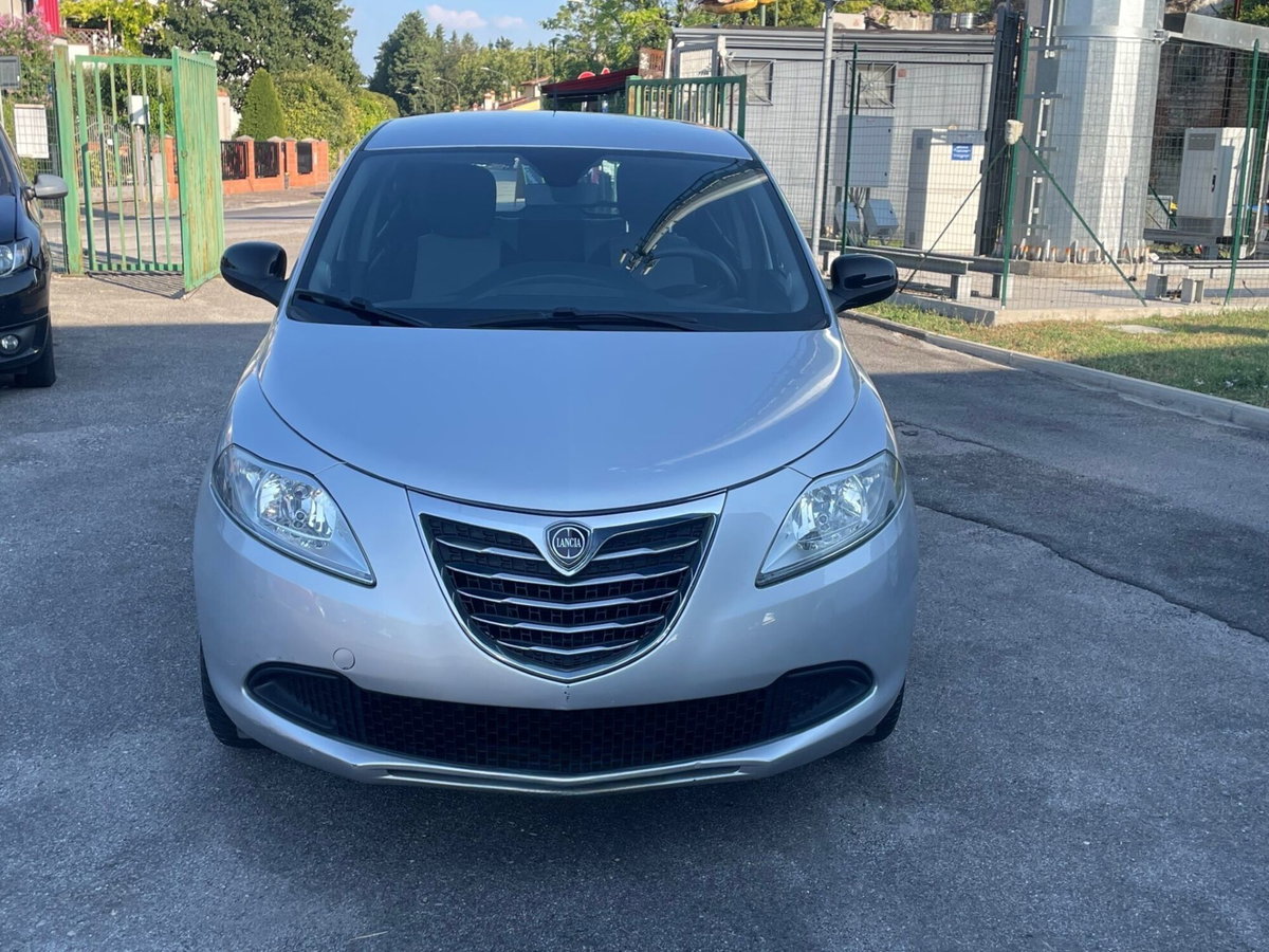 Lancia Ypsilon 1.2 69 CV 5 porte Silver (8)