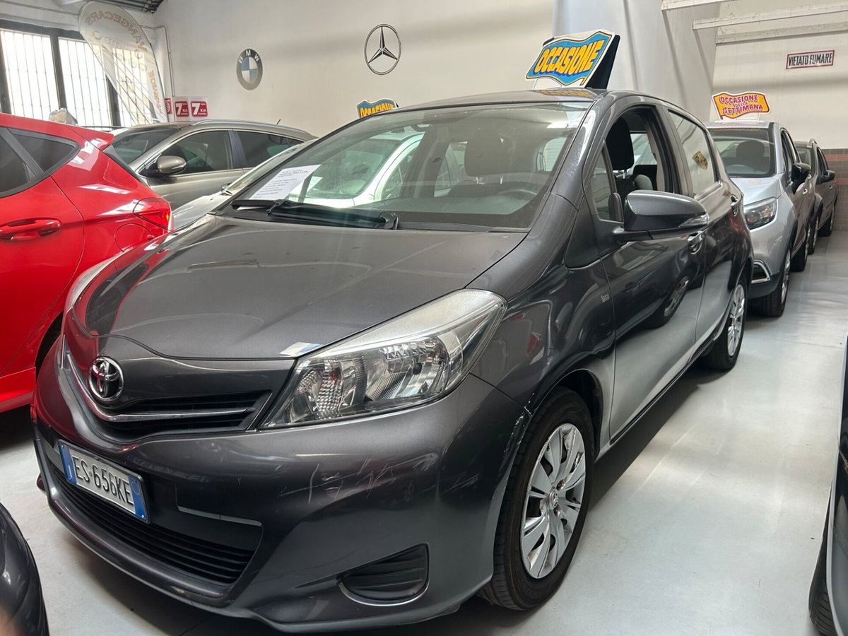 Toyota Yaris 1.0 5 porte Lounge (2)