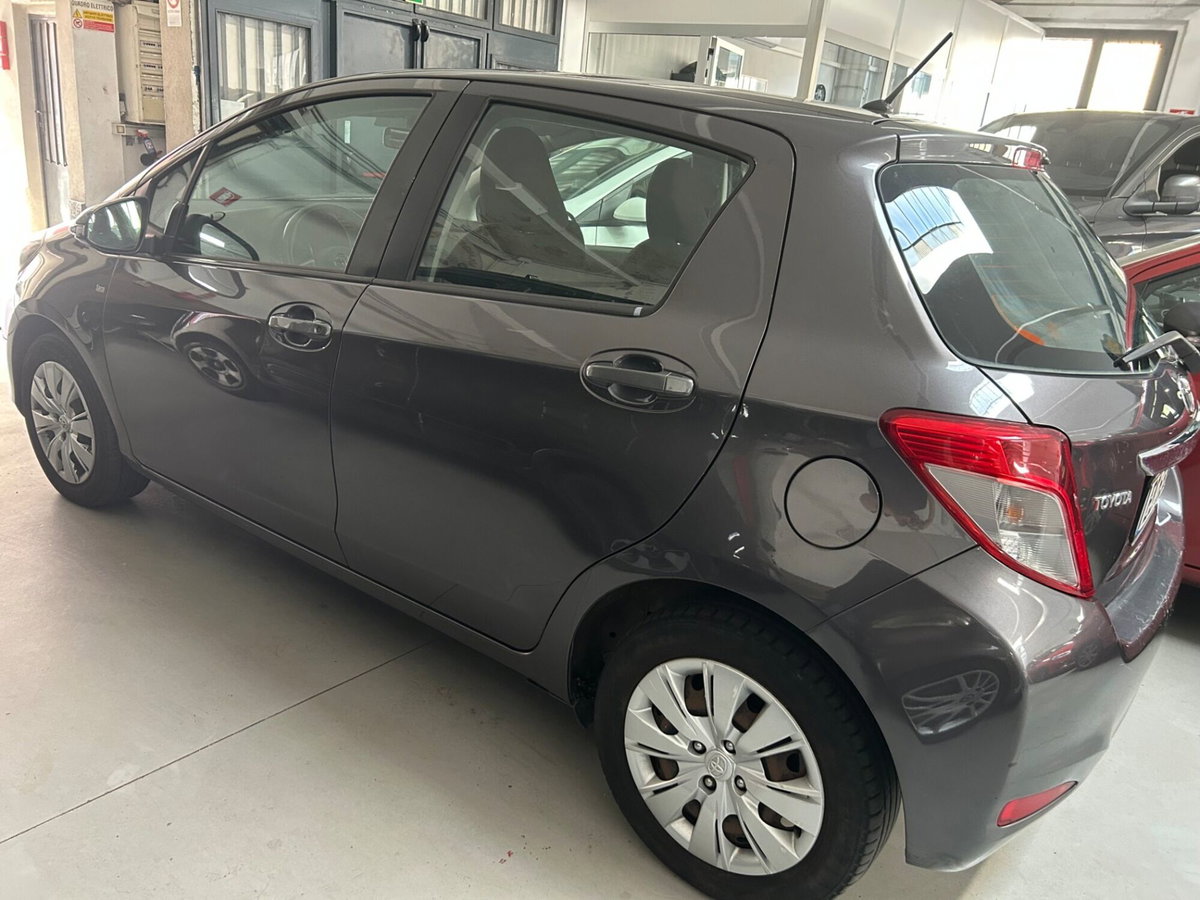 Toyota Yaris 1.0 5 porte Lounge (4)