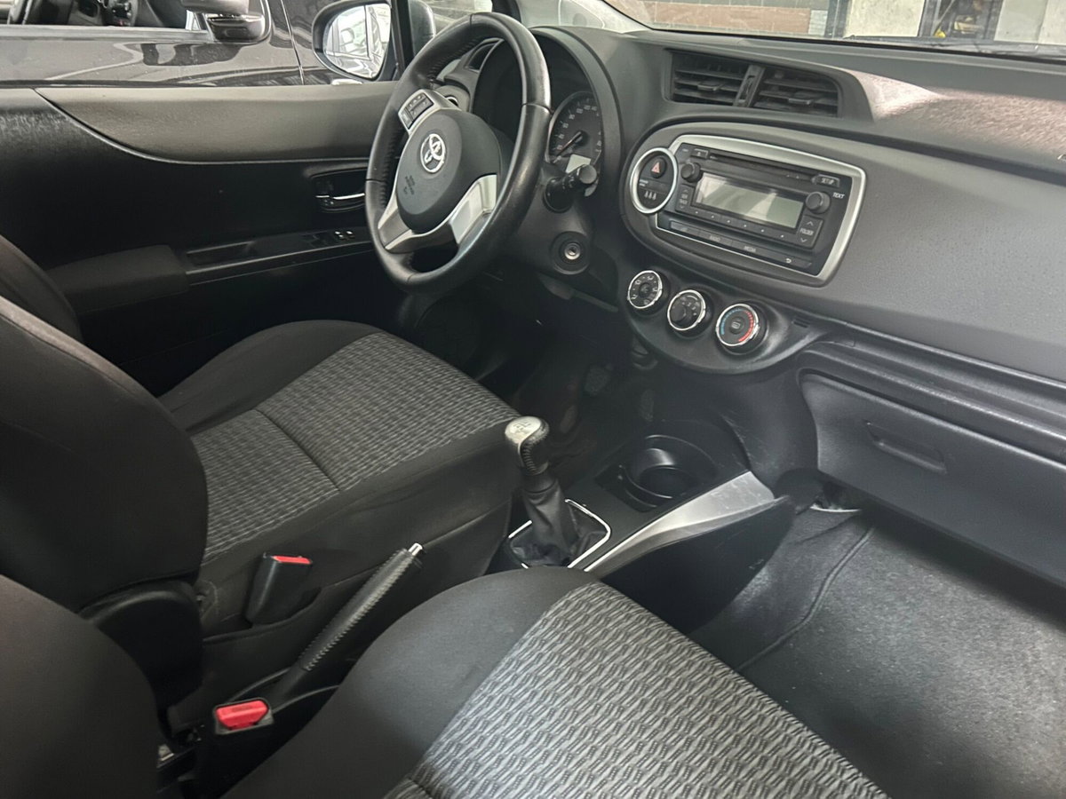 Toyota Yaris 1.0 5 porte Lounge (7)