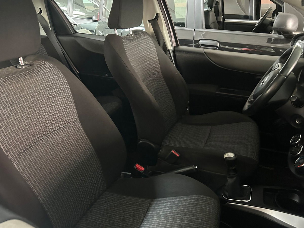 Toyota Yaris 1.0 5 porte Lounge (9)