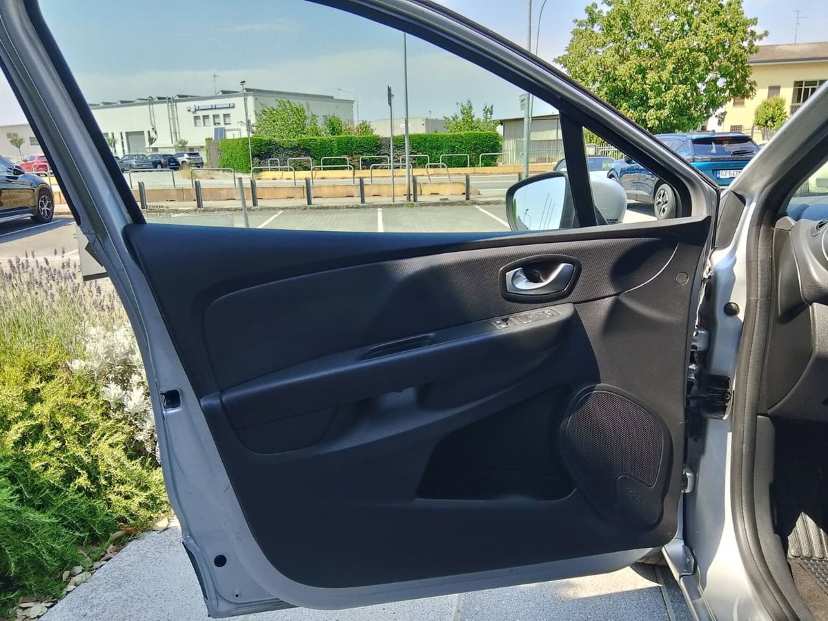 Renault Clio 1.2 75CV 5 porte Life (16)