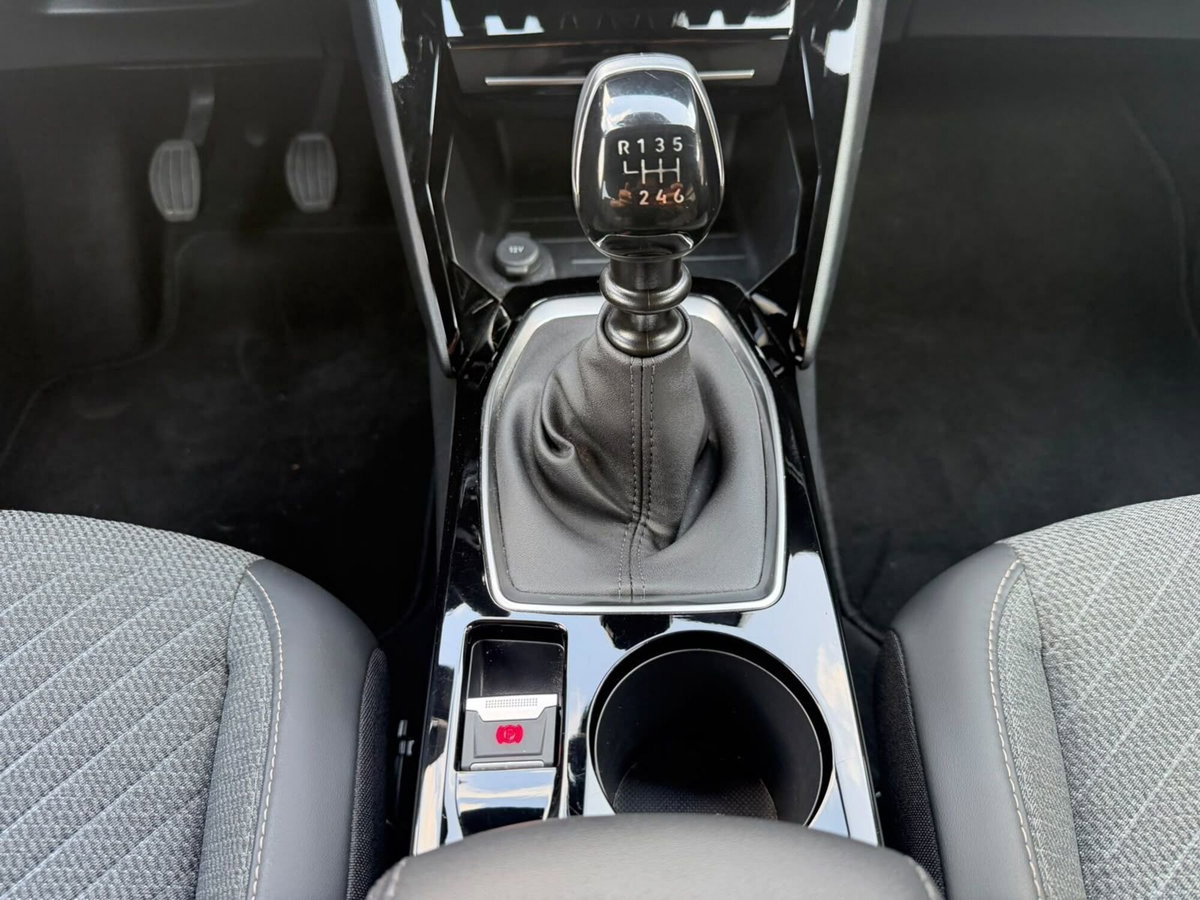 Peugeot 2008 1.2 turbo Allure 100cv (10)