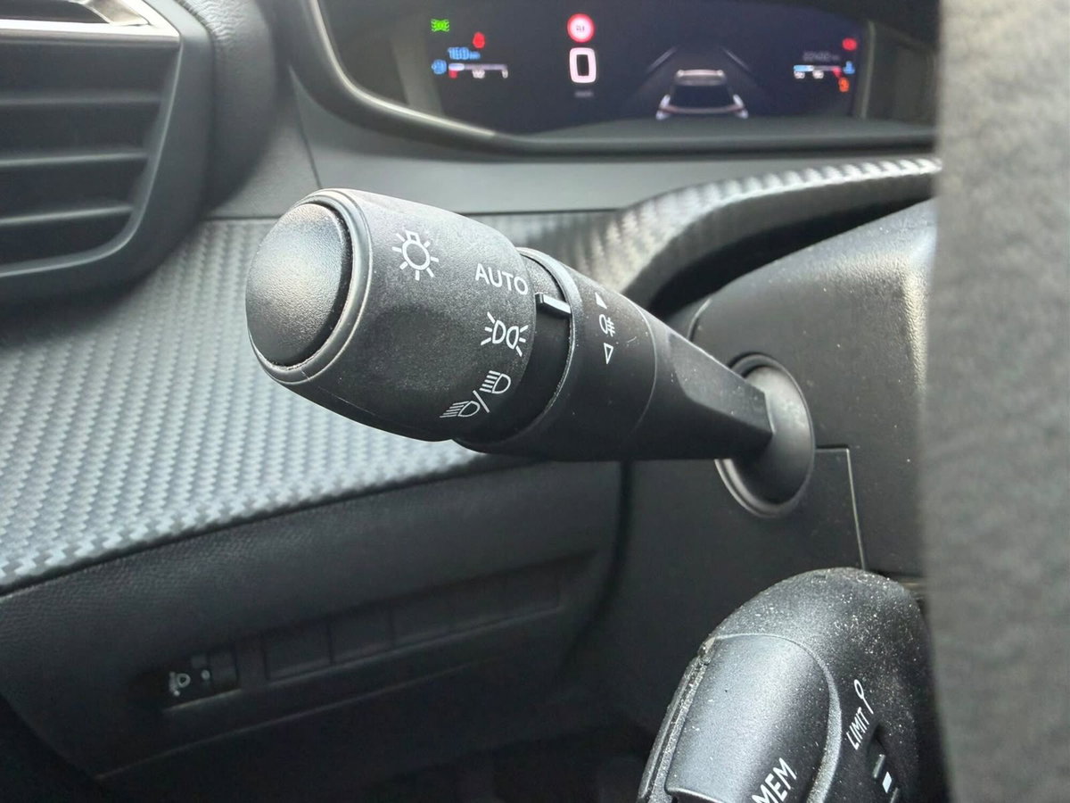Peugeot 2008 1.2 turbo Allure 100cv (11)