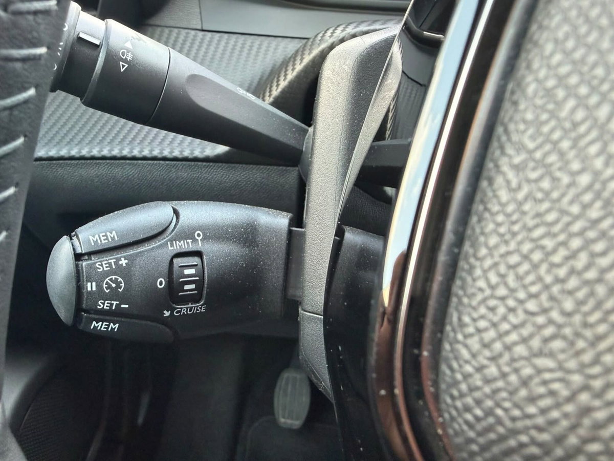 Peugeot 2008 1.2 turbo Allure 100cv (12)