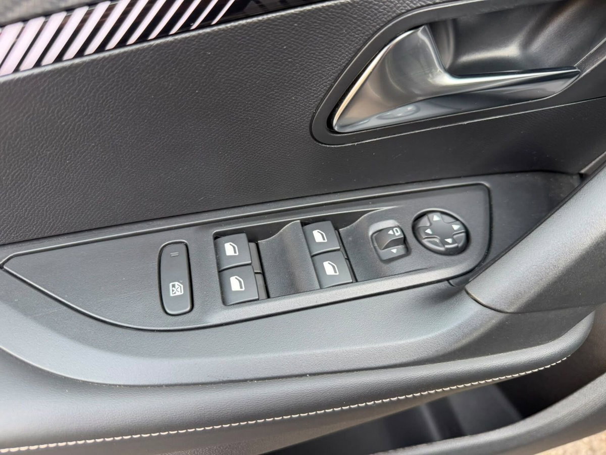 Peugeot 2008 1.2 turbo Allure 100cv (13)