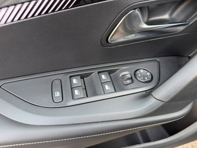 Peugeot 2008 1.2 turbo Allure 100cv (13)