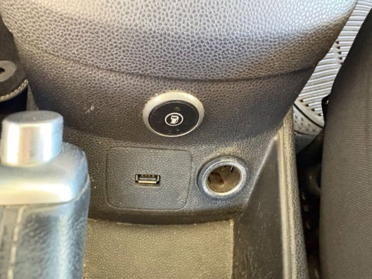 Ford Fiesta 1.4 3 porte Bz.- GPL (20)