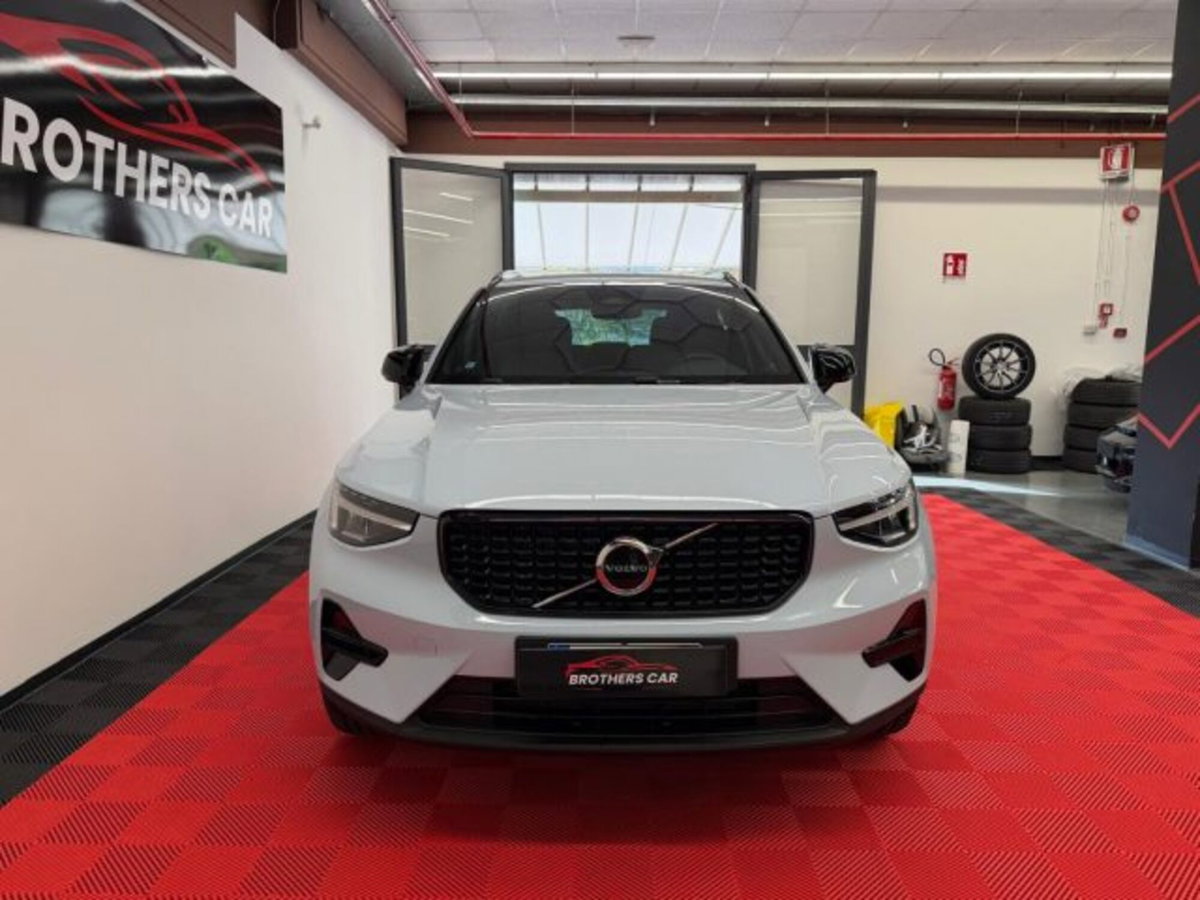 Volvo XC40 B3 automatico Plus Dark (2)