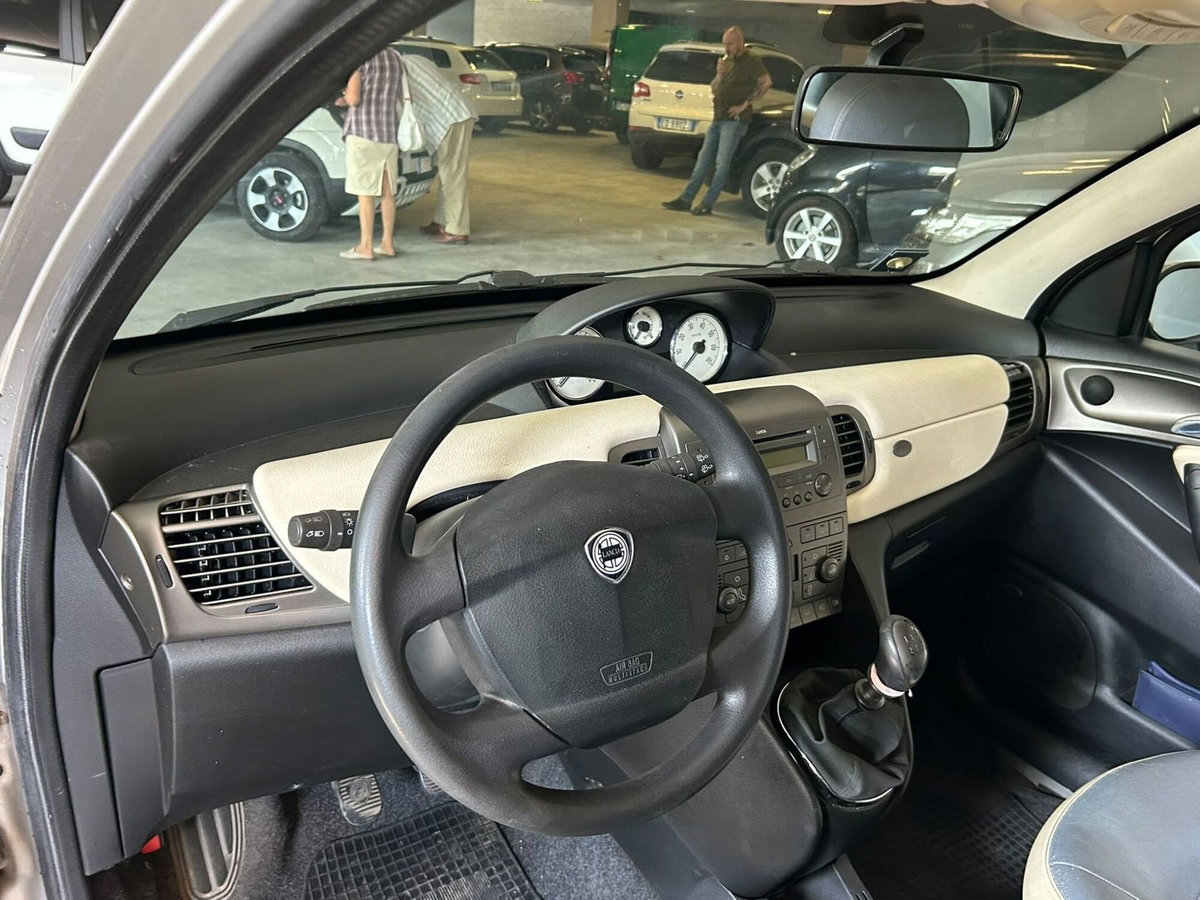 Lancia Ypsilon 16V Platino (5)