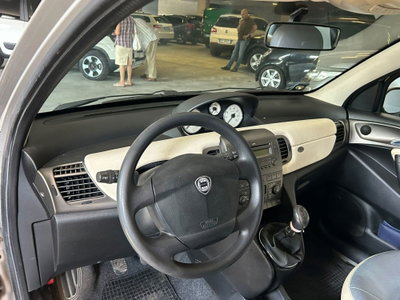 Lancia Ypsilon 16V Platino (5)