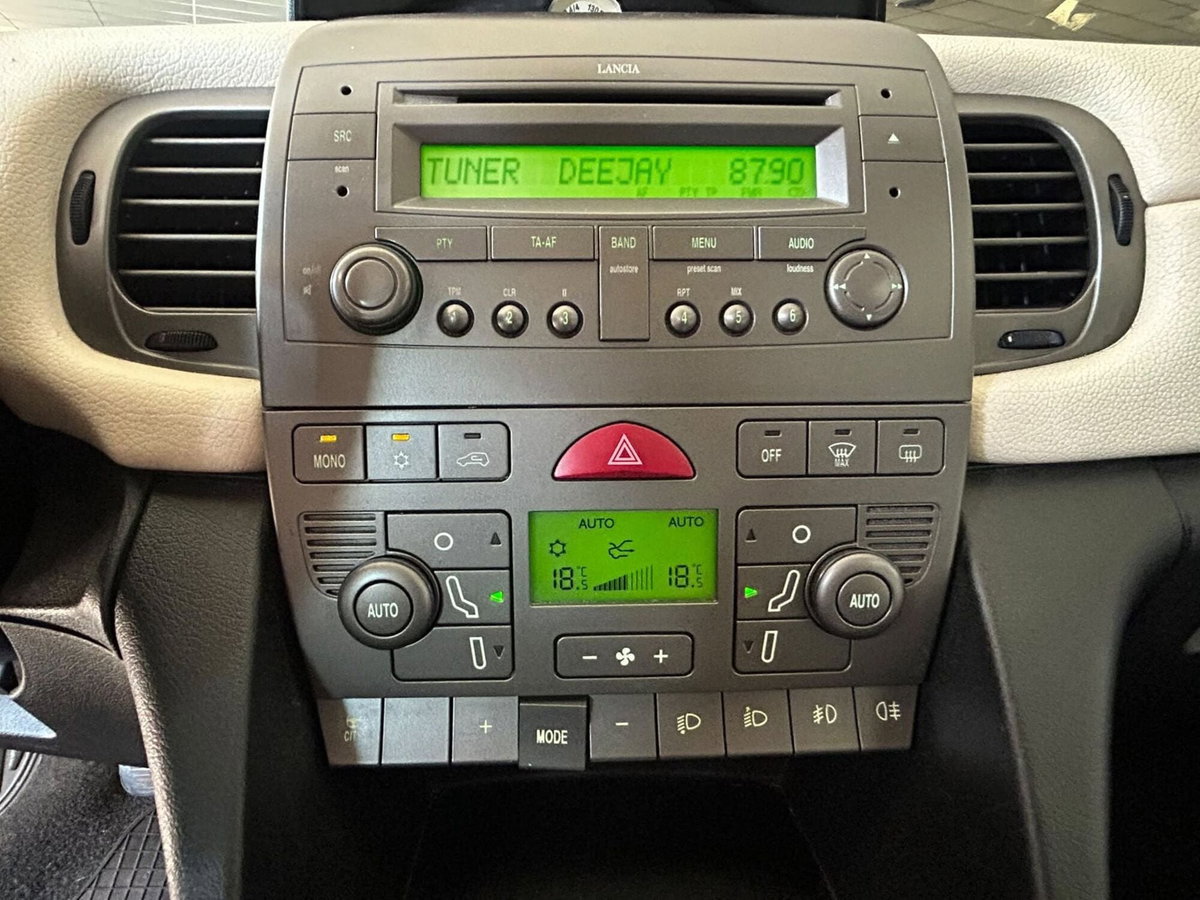 Lancia Ypsilon 16V Platino (8)