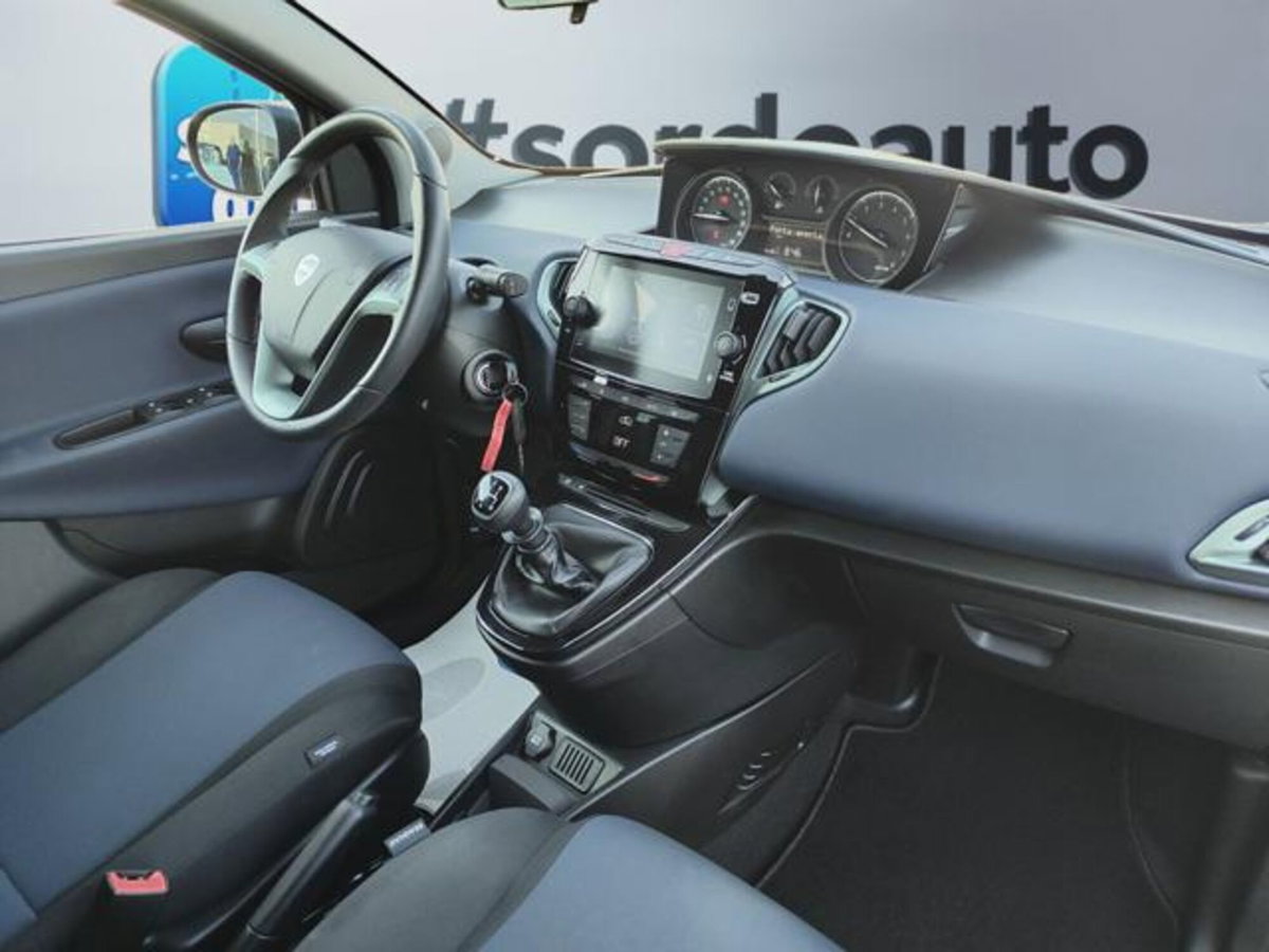 Lancia Ypsilon 1.2 69 CV 5 porte GPL Ecochic Alberta Ferretti (18)