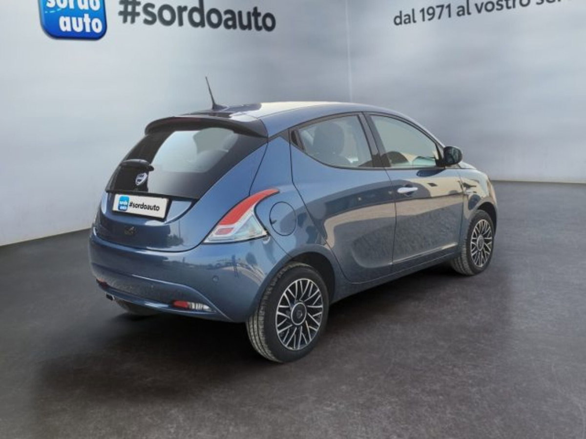 Lancia Ypsilon 1.2 69 CV 5 porte GPL Ecochic Alberta Ferretti (4)