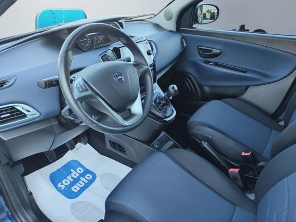 Lancia Ypsilon 1.2 69 CV 5 porte GPL Ecochic Alberta Ferretti (9)