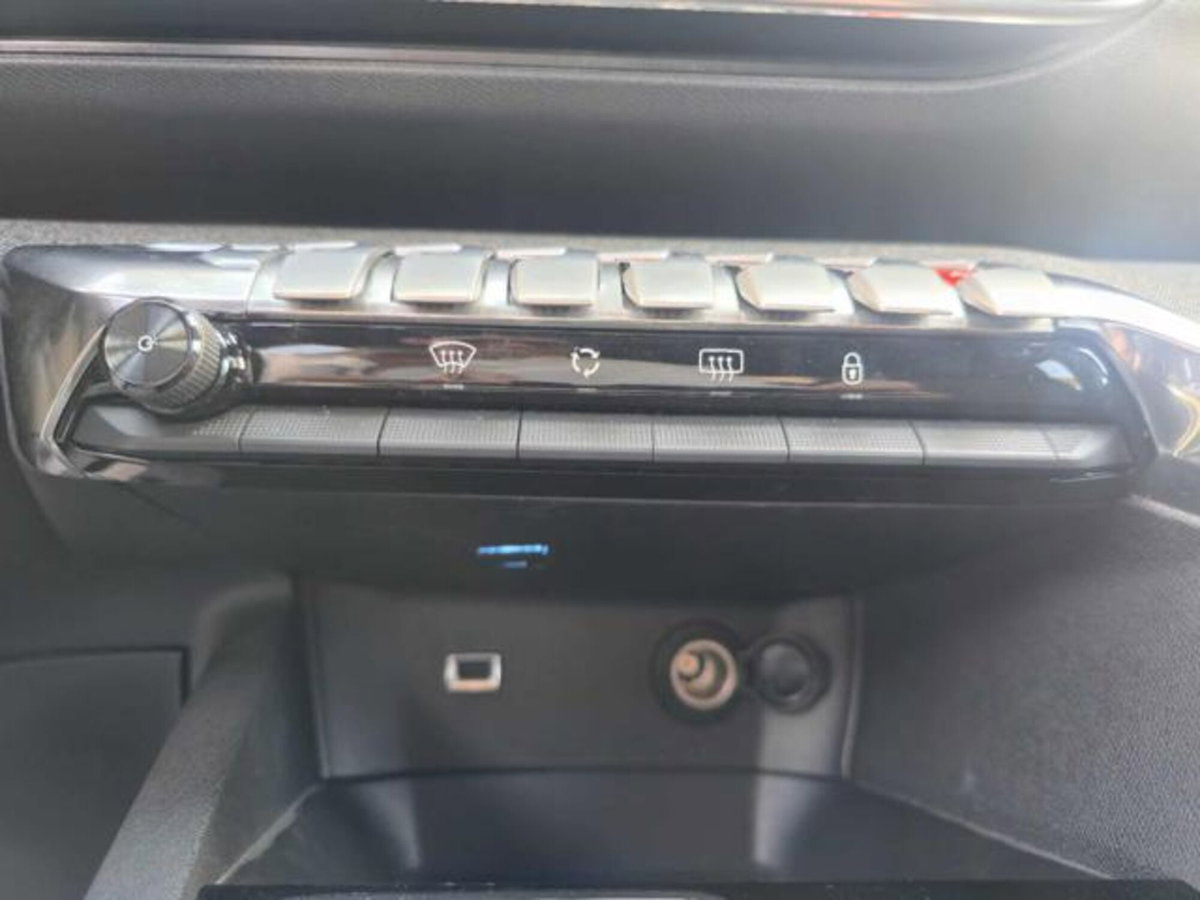 Peugeot 3008 Hybrid4 300 e-EAT8 GT (11)