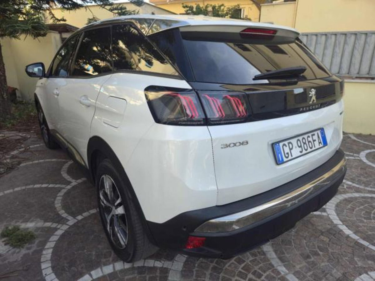 Peugeot 3008 Hybrid4 300 e-EAT8 GT (3)