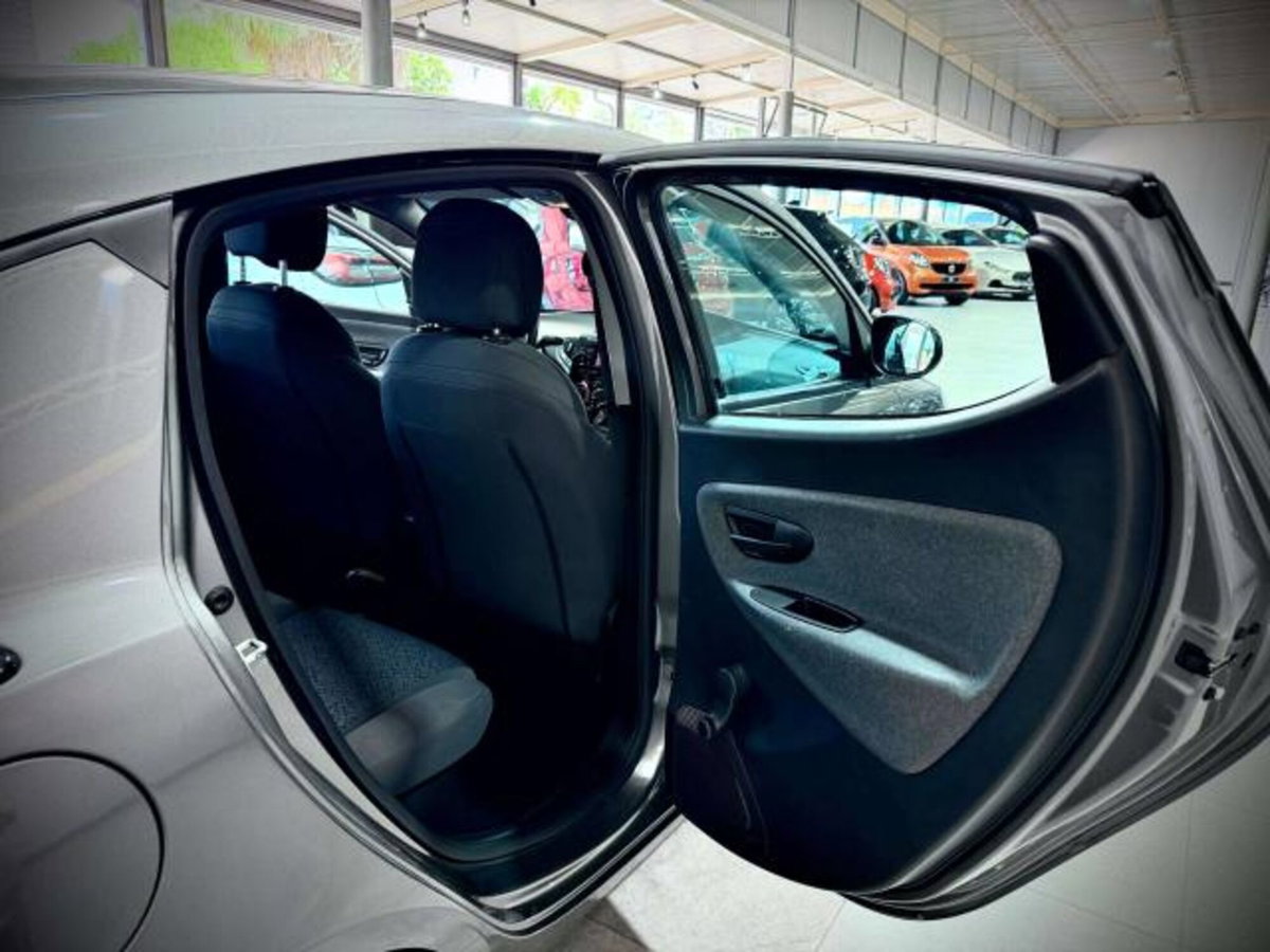 Lancia Ypsilon 1.0 FireFly 5 porte S&S Hybrid Silver Plus (11)