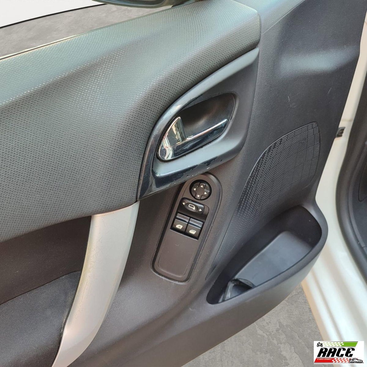 Citroen C3 1.4 HDi 70 FAP Exclusive Style (12)