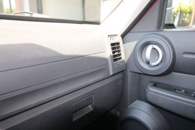 Dodge Nitro 2.8 CRD DPF SXT 4WD (17)