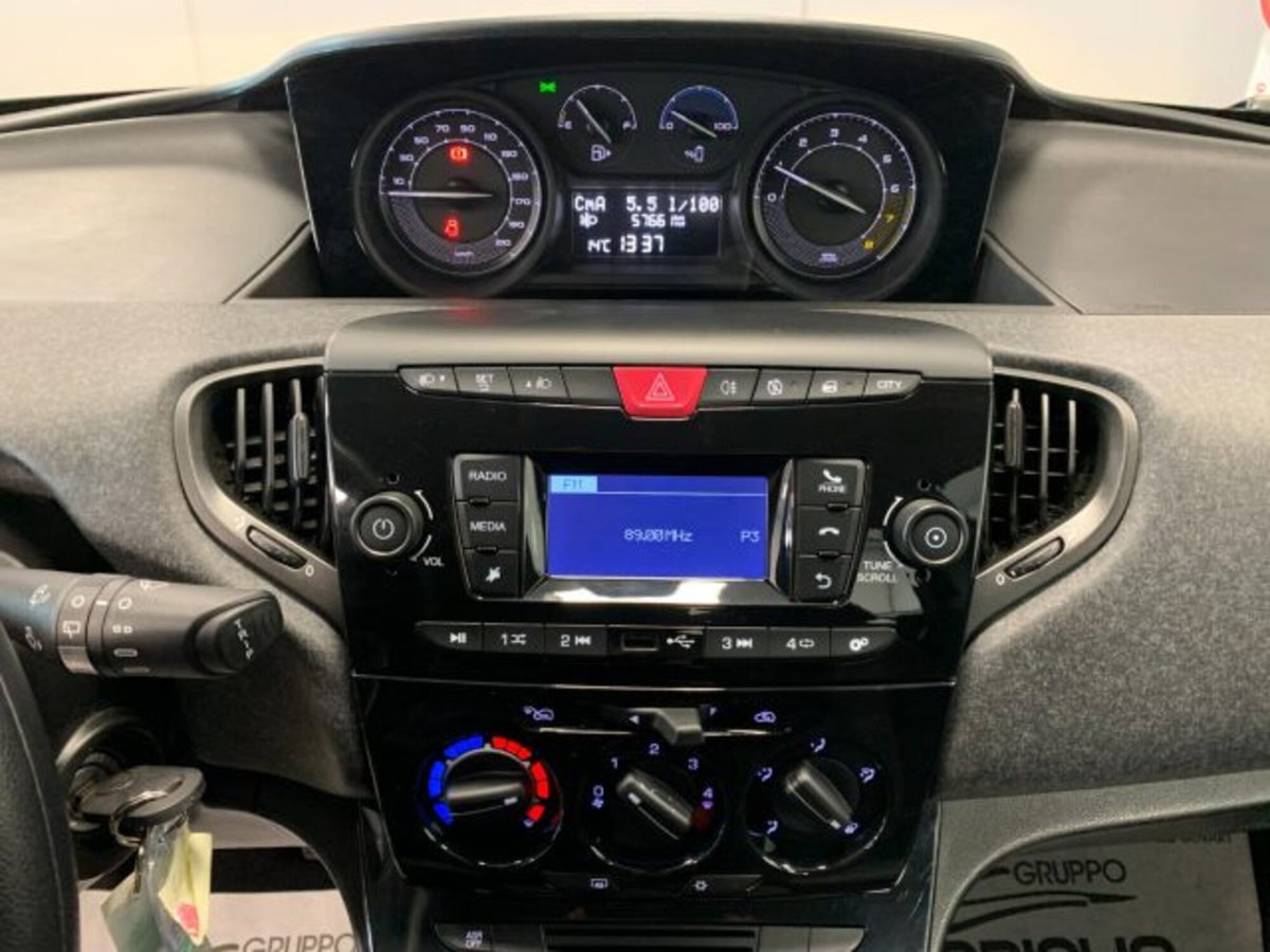 Lancia Ypsilon 1.0 FireFly 5 porte S&S Hybrid Ecochic Gold (10)