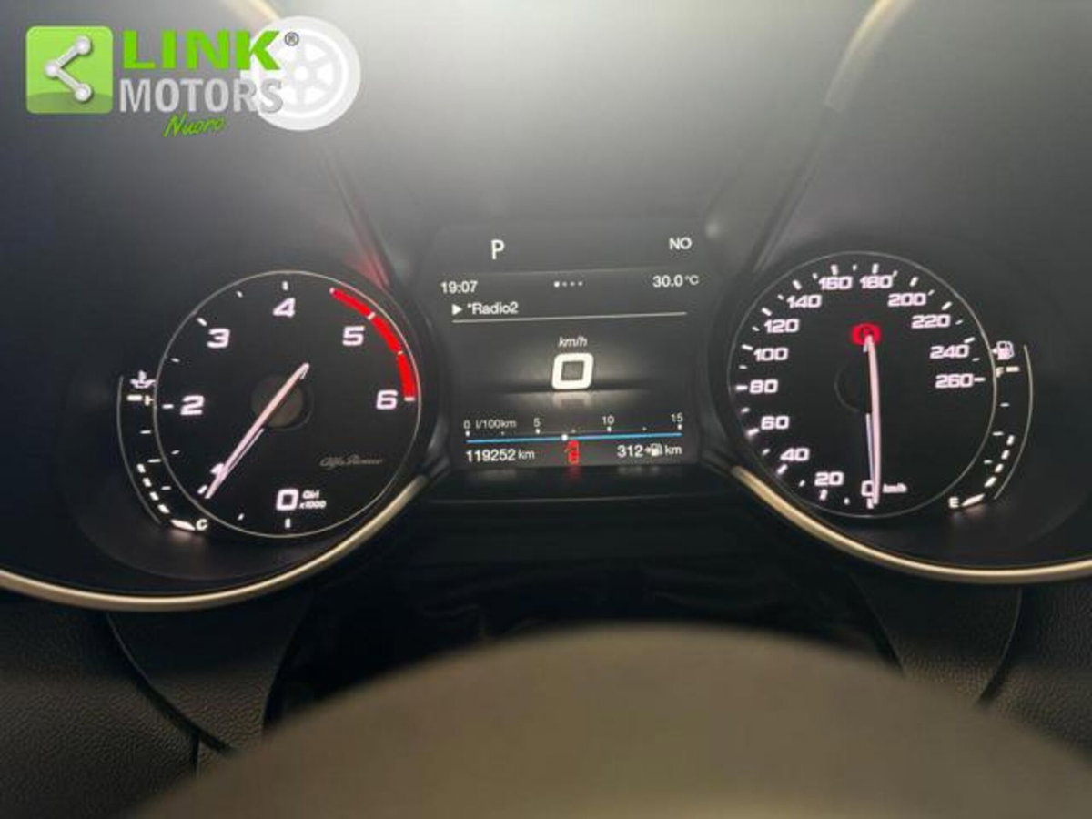 Alfa Romeo Giulia 2.2 Turbodiesel 210 CV AT8 AWD Q4 Veloce (17)