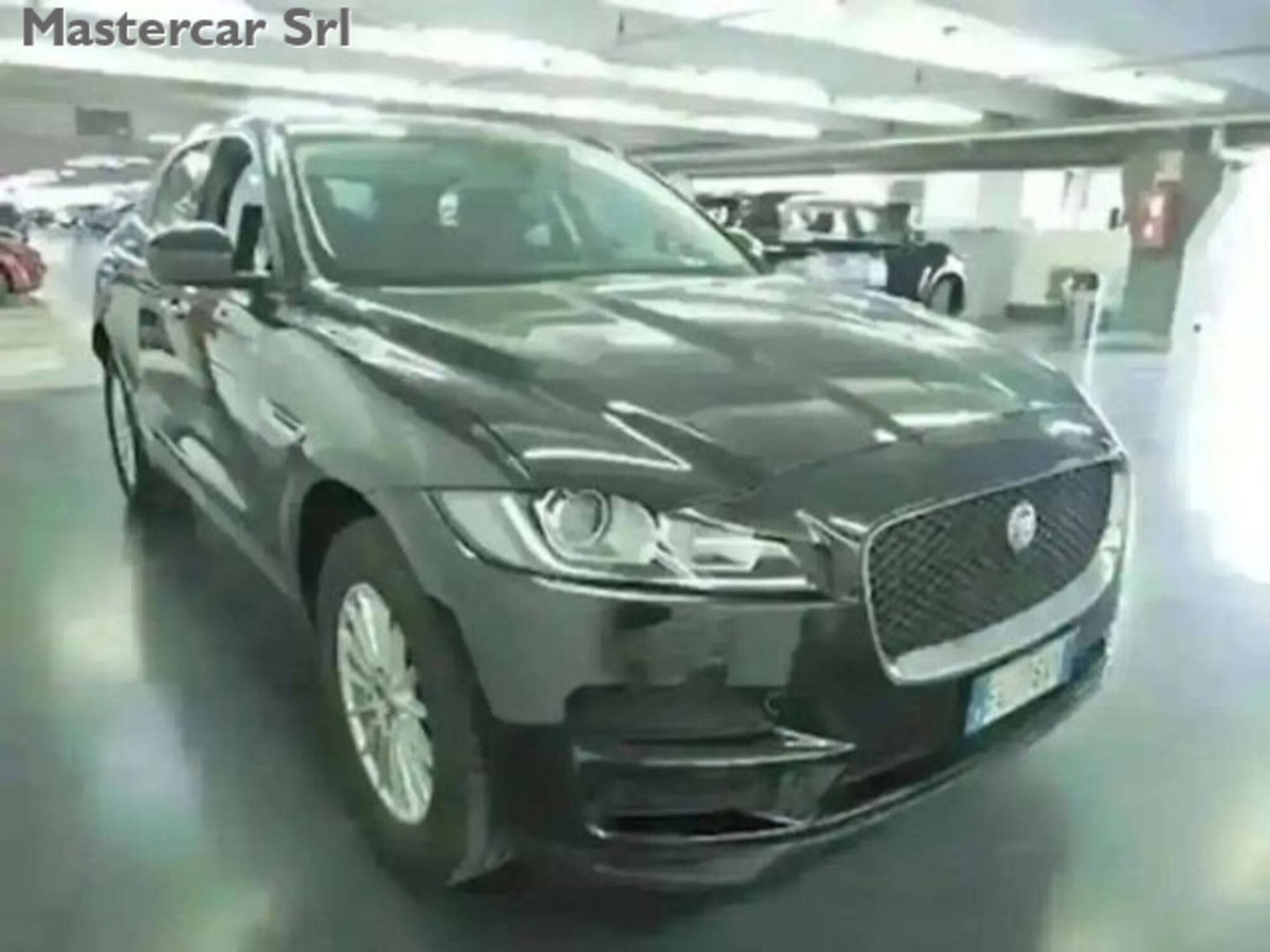 Jaguar F-Pace 2.0 D 180 CV AWD Pure (3)