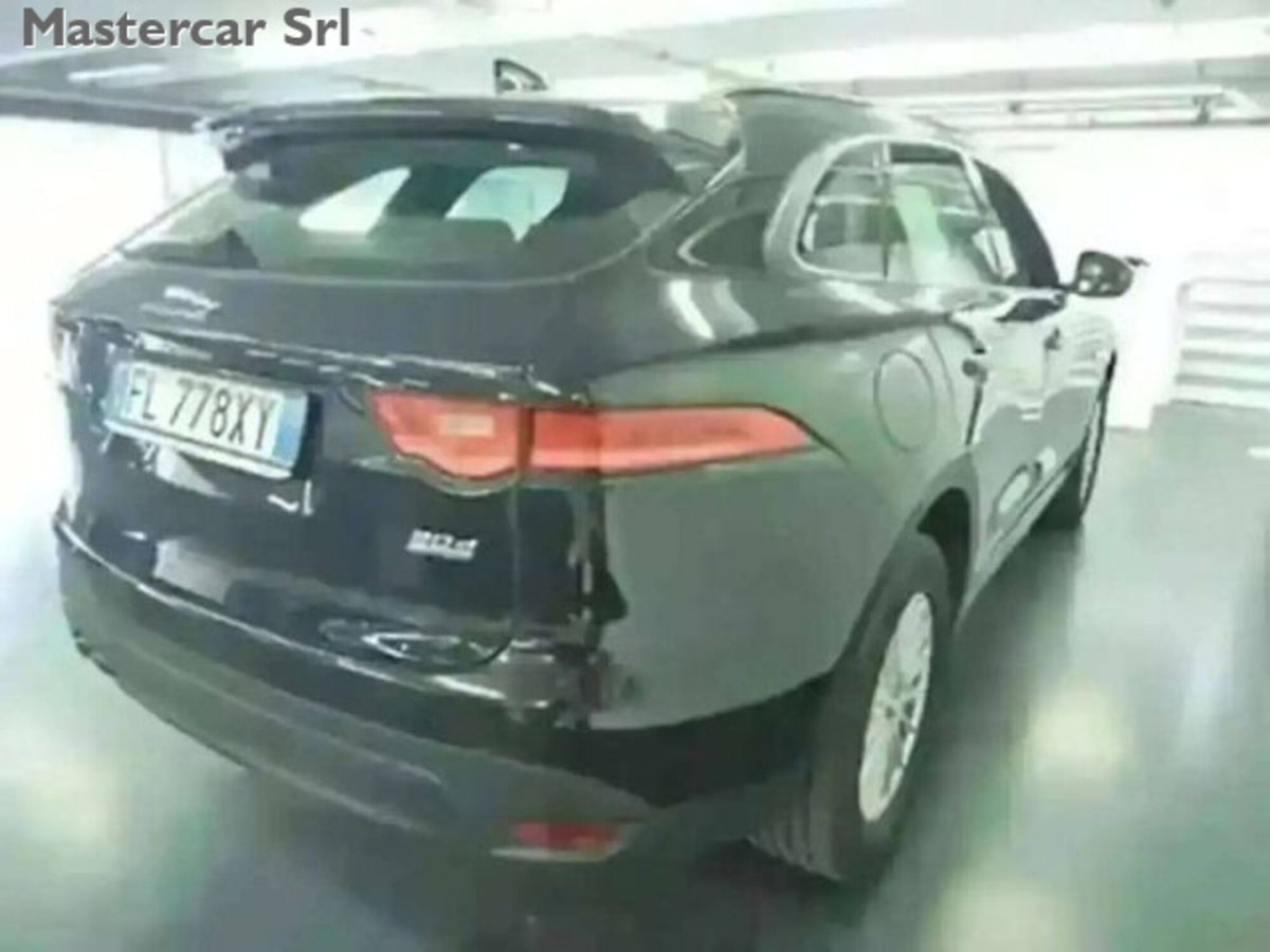 Jaguar F-Pace 2.0 D 180 CV AWD Pure (4)
