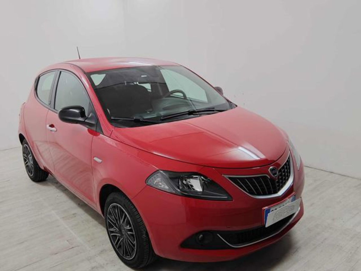 Lancia Ypsilon 1.0 FireFly 5 porte S&S Hybrid Gold Plus (2)