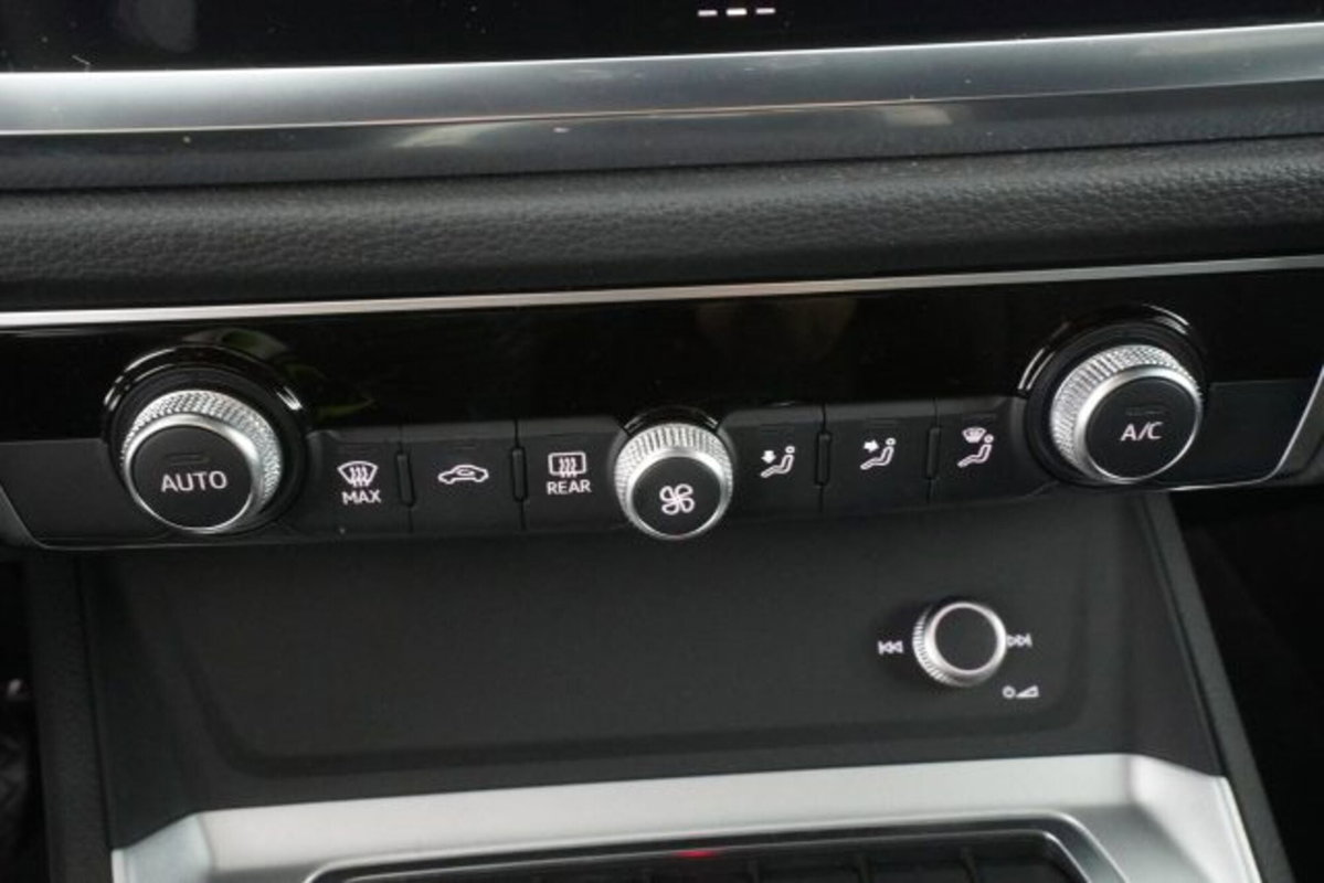 Audi Q3 Sportback 35 2.0 tdi Identity Black s-tronic (12)