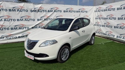 Lancia Ypsilon 0.9 TwinAir 85 CV 5 porte Metano Ecochic Silver usata