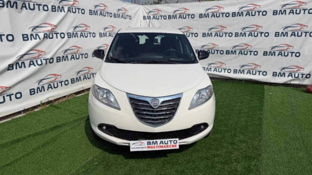 Lancia Ypsilon 0.9 TwinAir 85 CV 5 porte Metano Ecochic Silver (2)