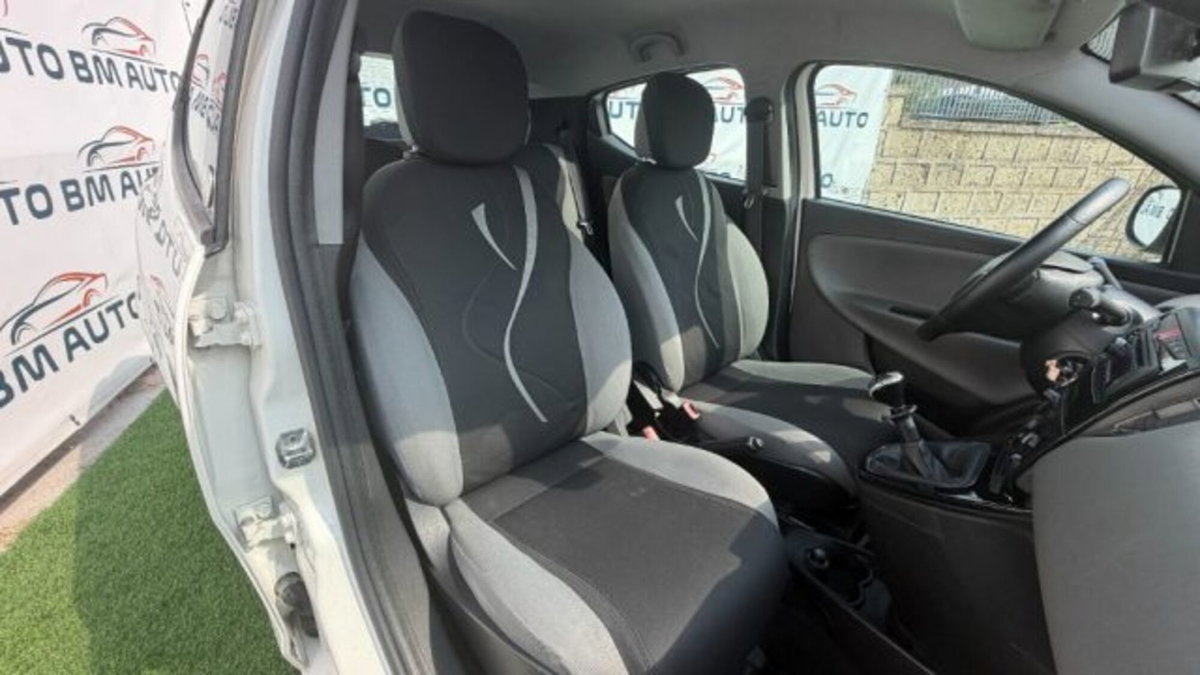 Lancia Ypsilon 0.9 TwinAir 85 CV 5 porte Metano Ecochic Silver (4)