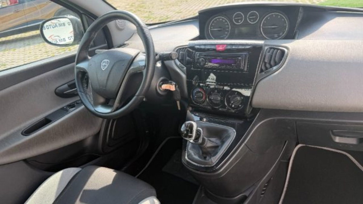 Lancia Ypsilon 0.9 TwinAir 85 CV 5 porte Metano Ecochic Silver (6)