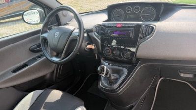 Lancia Ypsilon 0.9 TwinAir 85 CV 5 porte Metano Ecochic Silver (6)
