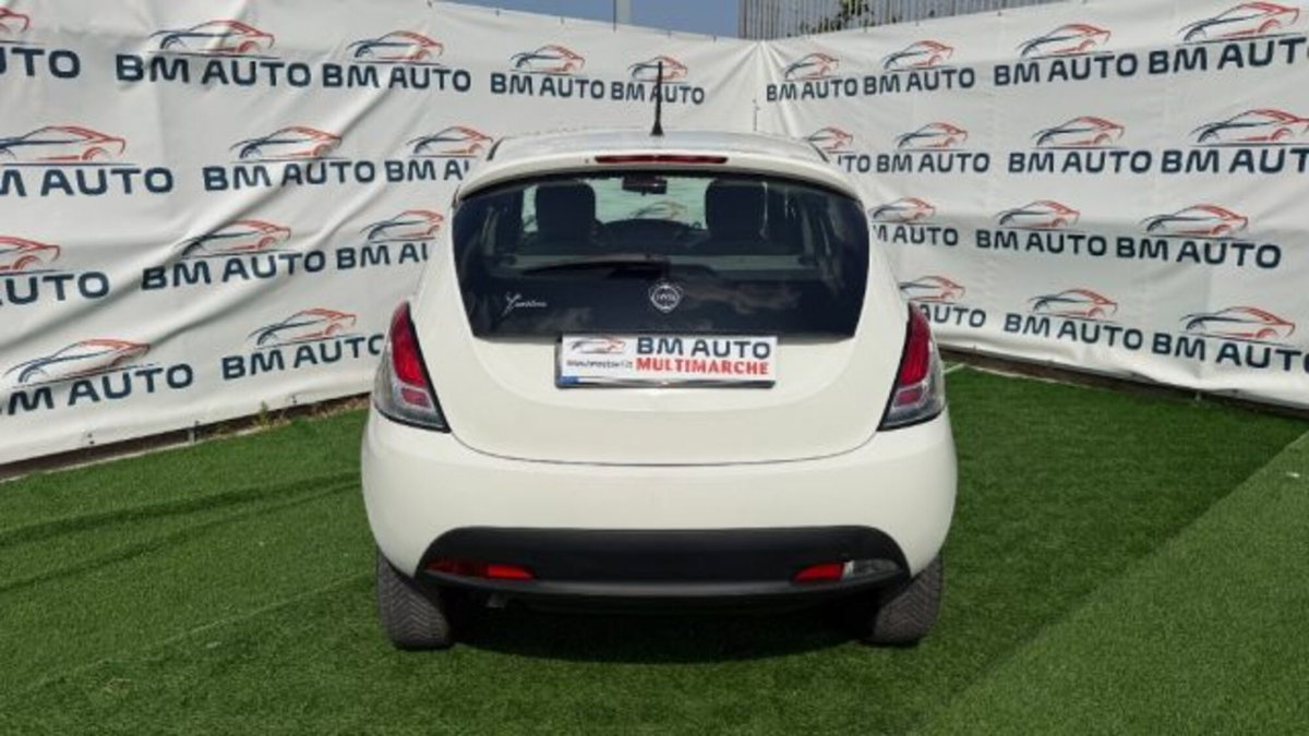 Lancia Ypsilon 0.9 TwinAir 85 CV 5 porte Metano Ecochic Silver (8)