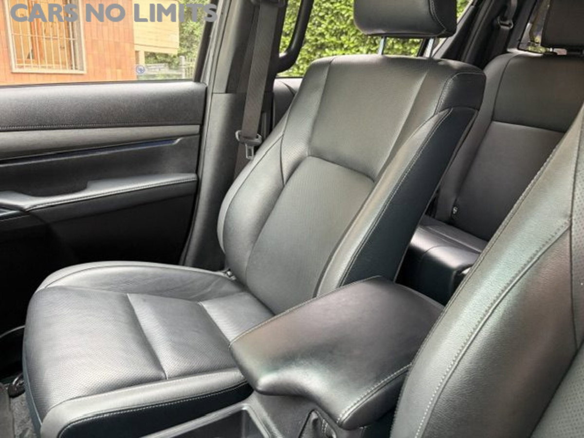 Toyota Hilux 2.D-4D A/T 4WD porte Double Cab Invincible (5)