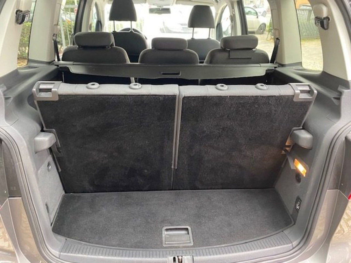 Volkswagen Touran 1.6 TDI Trendline (9)