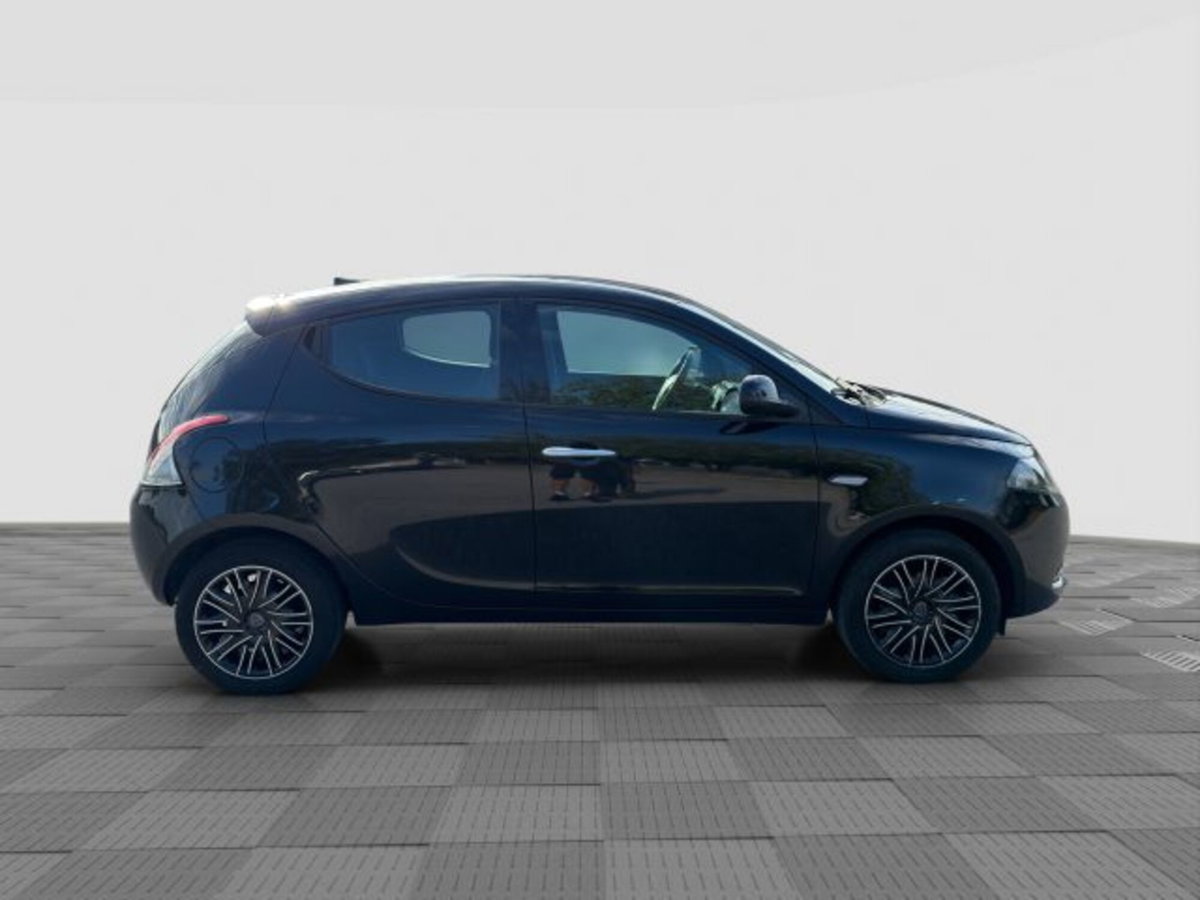 Lancia Ypsilon 1.0 FireFly 5 porte S&S Hybrid Silver Plus (6)