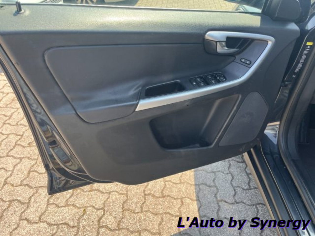 Volvo XC60 2.4 D 163 CV AWD Geartronic Summum (13)