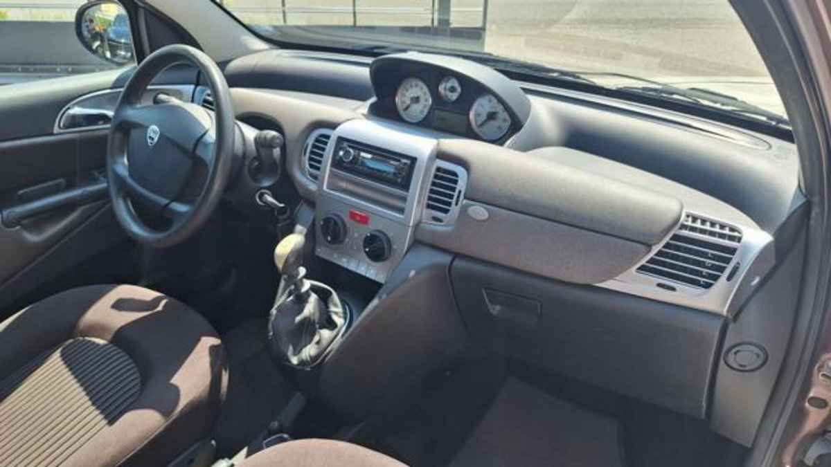 Lancia Ypsilon 1.2 Argento (2)