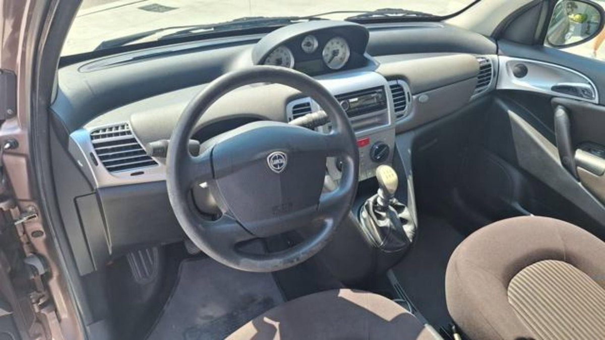 Lancia Ypsilon 1.2 Argento (8)