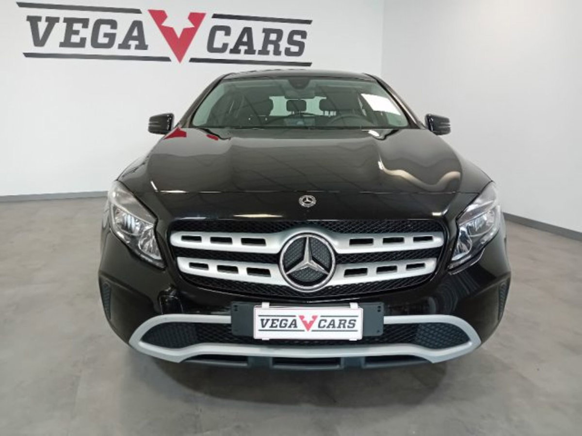 Mercedes-Benz GLA SUV 180 d Business (2)